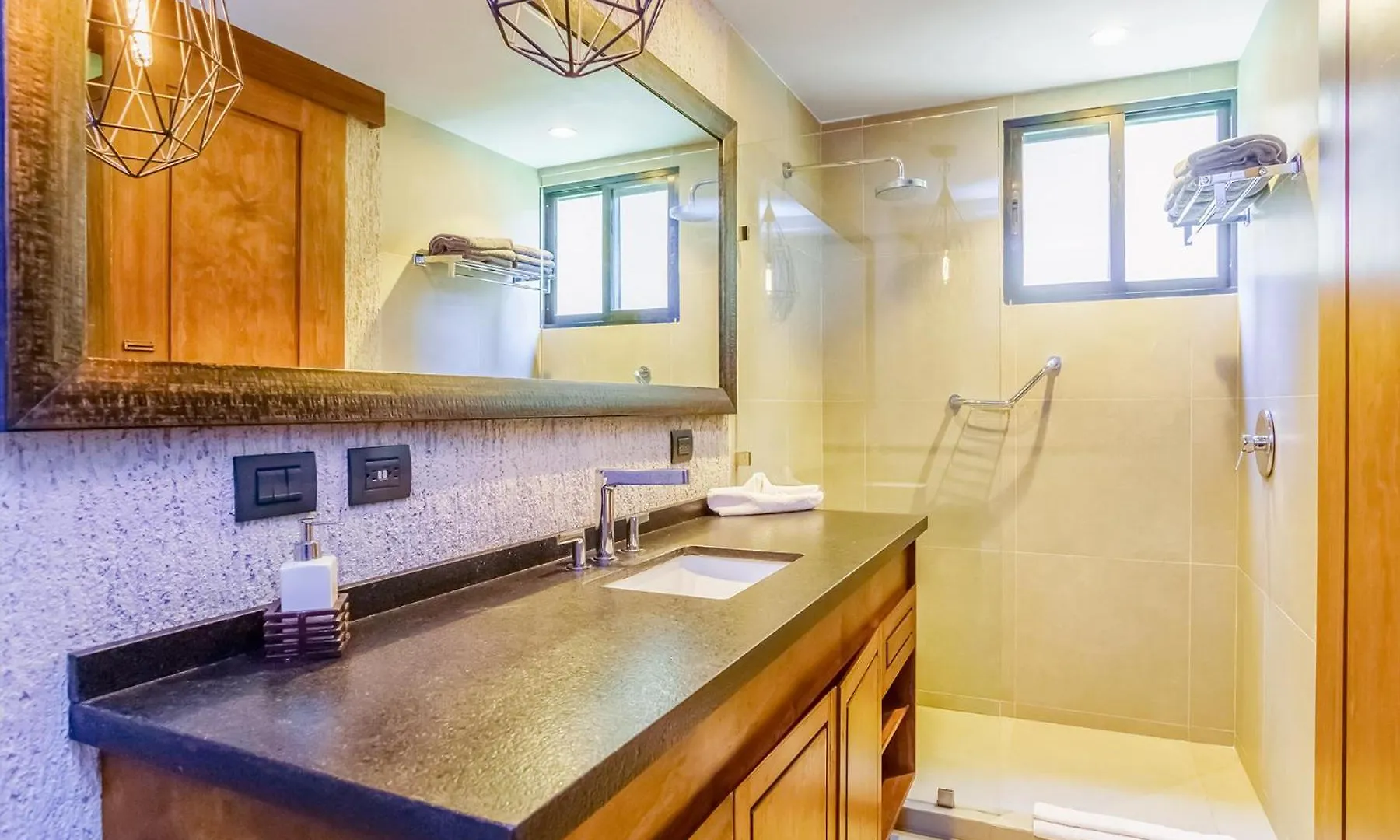 Luxurious Oasis Jacuzzi With Art Gallery And Pool 툴룸 0*,  멕시코